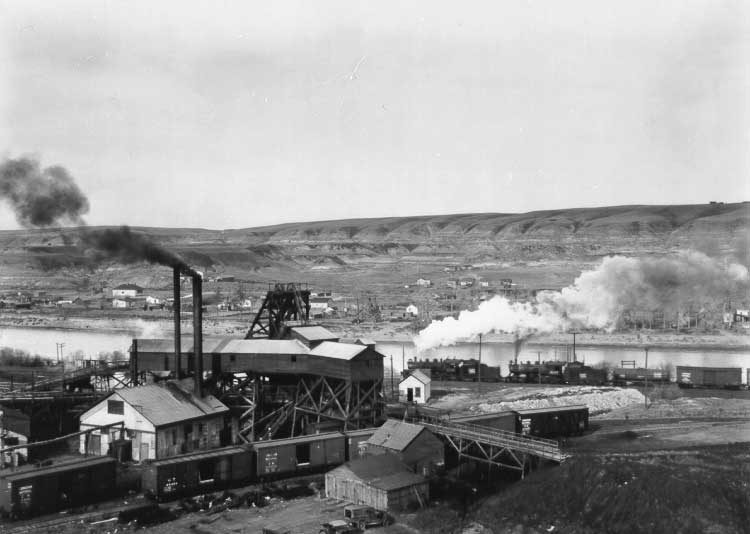 Train load of coal leaves Newcastle Mine for Manitoba