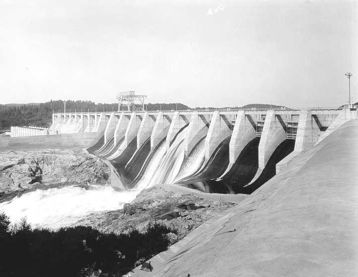 Spillway and power house, Chute-à-Caron, Lac-Saint-Jean