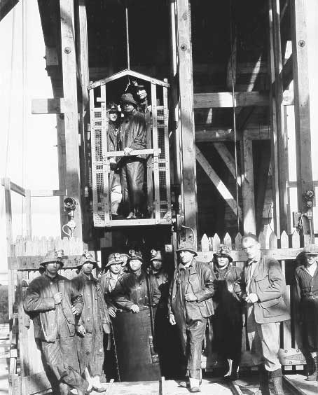 Errington Chelmsford Mine : miners entering shaft