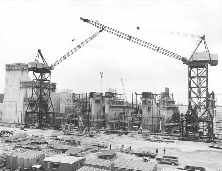 Kettle Hydro-Electric Generating Station : trains and cranes carry materials to construction site