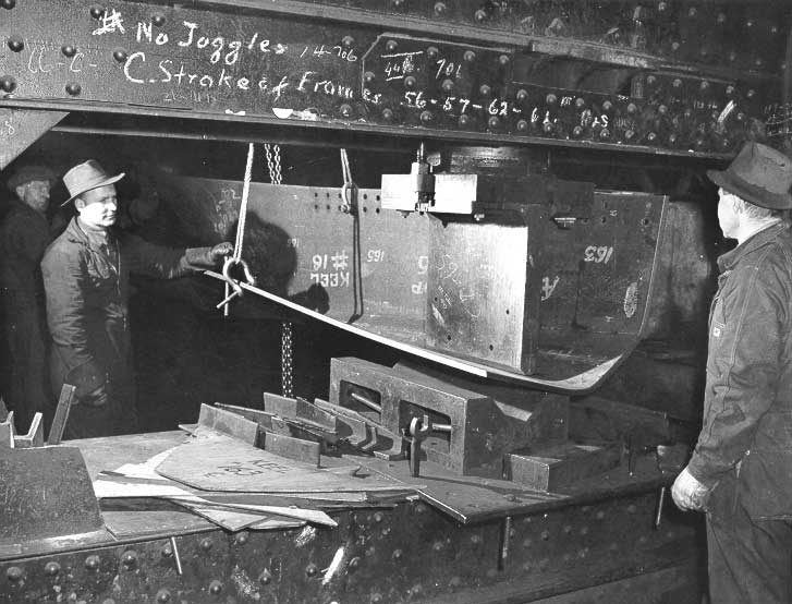 Prince Rupert dry dock and shipyard : stamping bow plates for 10,000-ton [10 160-tonne] freighter under construction