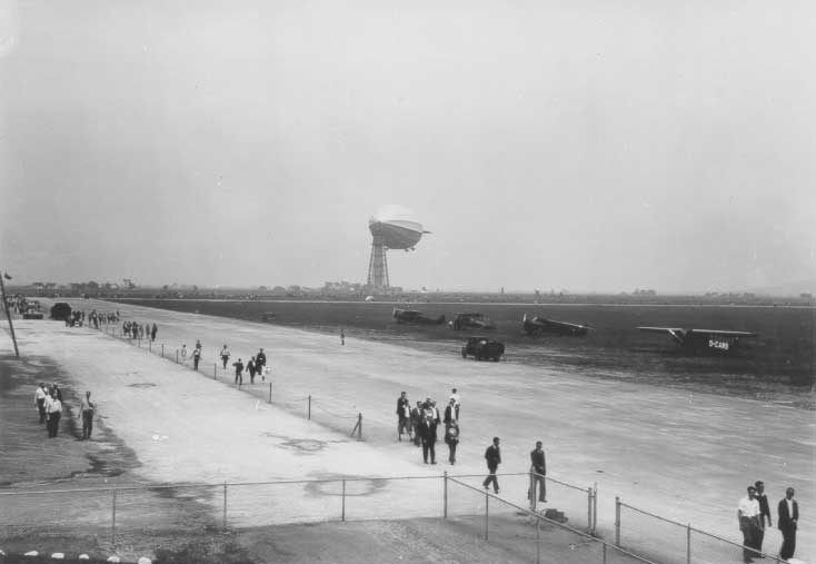 People, airplanes and the R.100 at Saint-Hubert