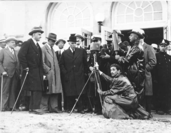 Dignitaries and journalists at the base of the mooring mast at Saint-Hubert Airport