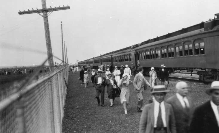 Special trains took people to see the R.100 airship