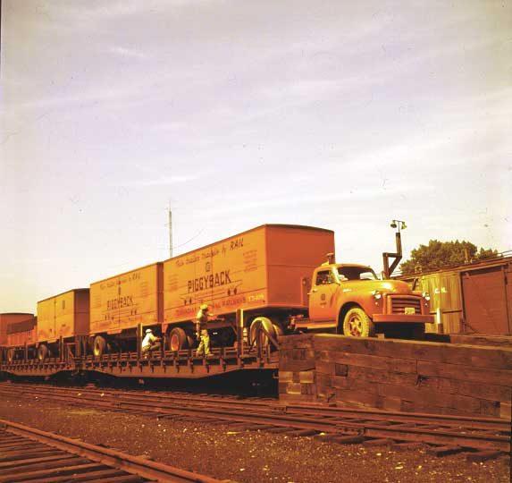 Loading piggyback trailers onto flatcars