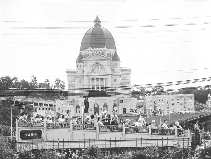 Open observation streetcar No.1 in front of St. Joseph`s Oratory
