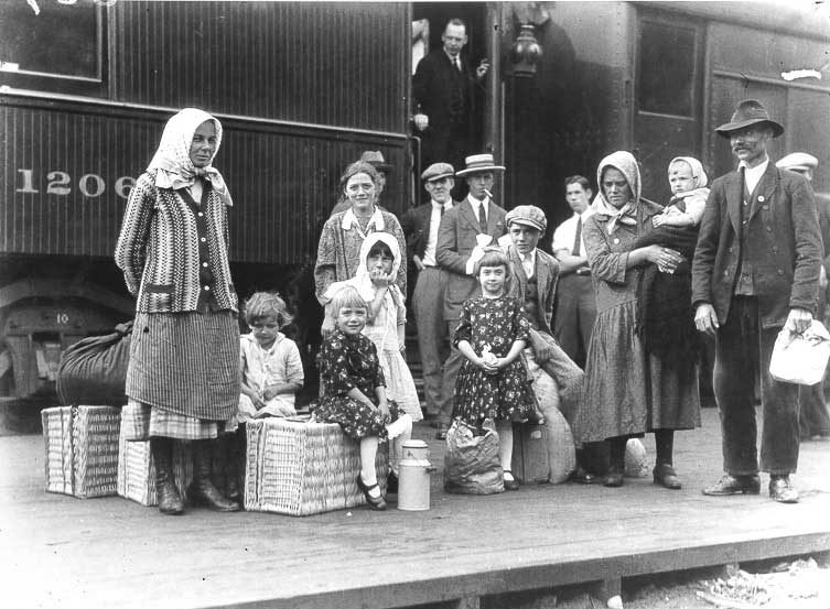 Hungarian immigrants at train