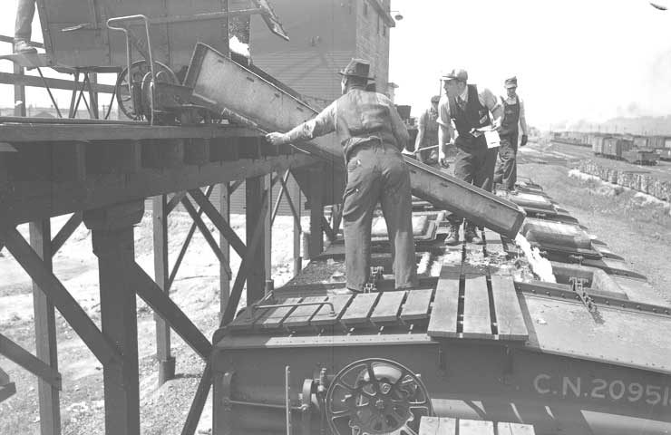 Icing refrigerator cars at Pointe-Saint-Charles