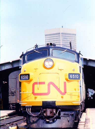 Passenger locomotive 6510 at the front of the West bound Super Continental