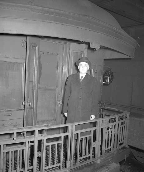Prime Minister Louis St. Laurent leaving train in Montreal