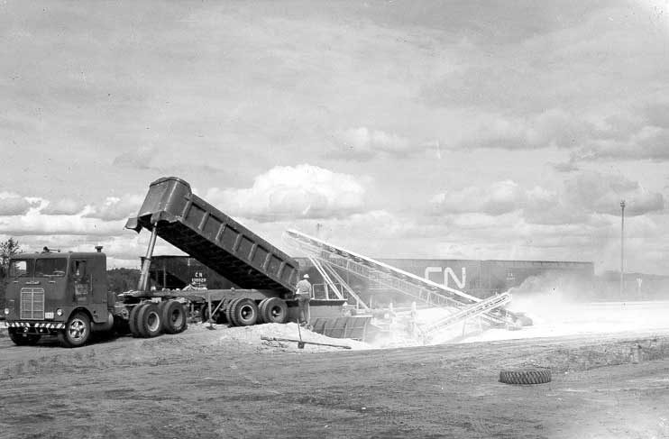 British American Oil Co., loading sulphur