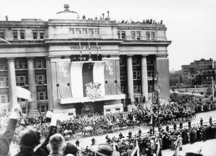 Their Majesties passing in front of Union Station during the 1939 Royal Tour
