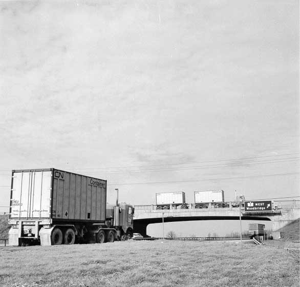 I.S.O. Standard 20' containers on trailers