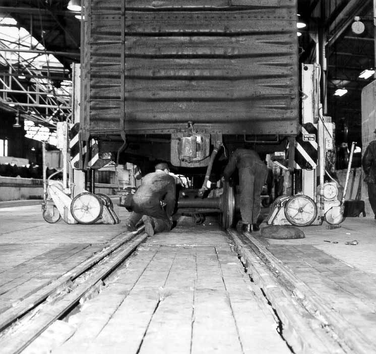 Lowering a car onto narrow gauge trucks