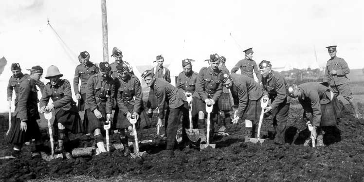 Soldiers digging at a WWI training camp