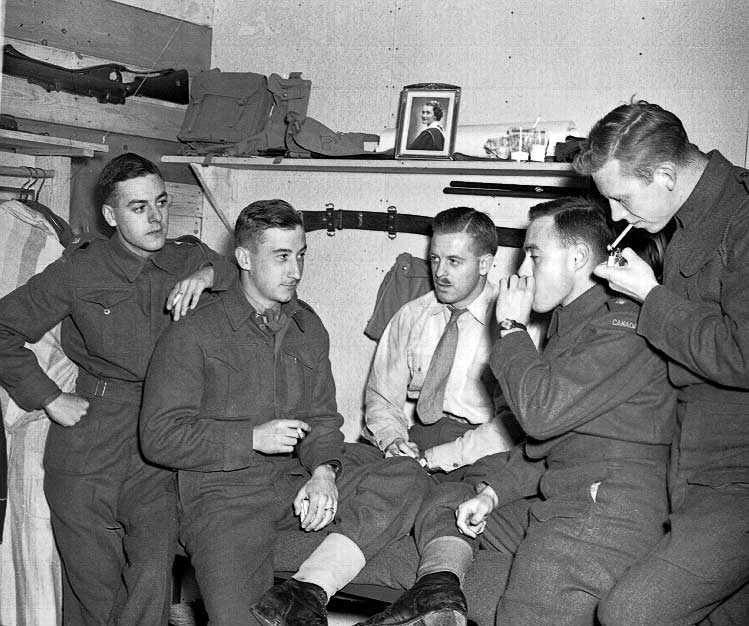 Members of the Essex Scottish Regiment visit an RCAF base