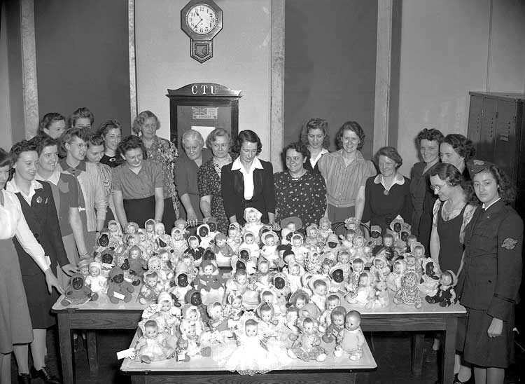 Canadian National Telegraph employees send dolls to England for Christmas