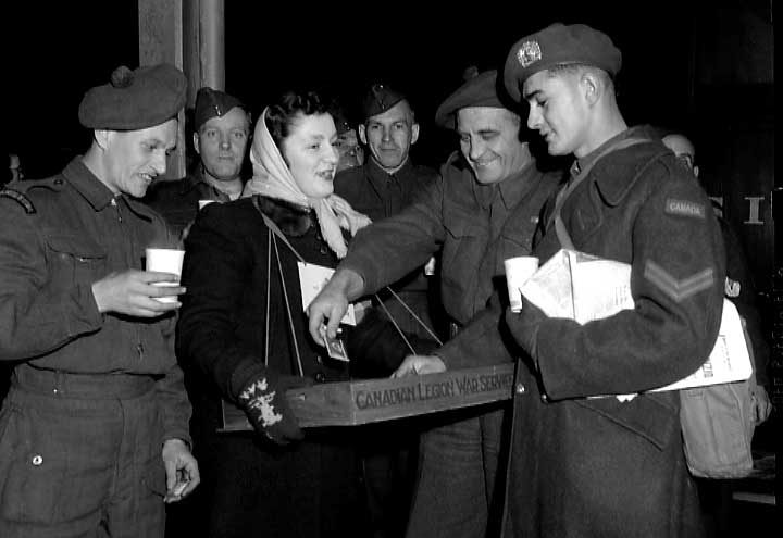 Returning soldiers receive refreshments at Bonaventure Station