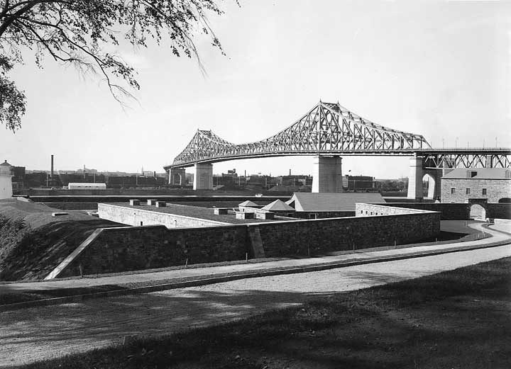 The Jacques-Cartier Bridge and the Fort Île Sante-Hélène