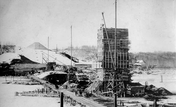 Construction of Grand Trunk Pacific Railway Company main line at Clover Bar Bridge over North Saskatchewan River