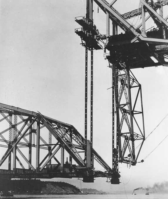 Raising the suspended span of Québec bridge