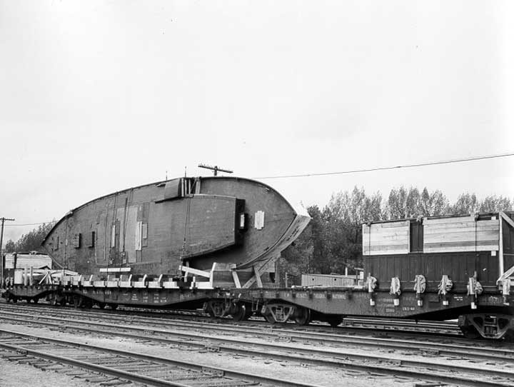 A Canadian National Railway flat car carrying a boat from Québec to North Bay