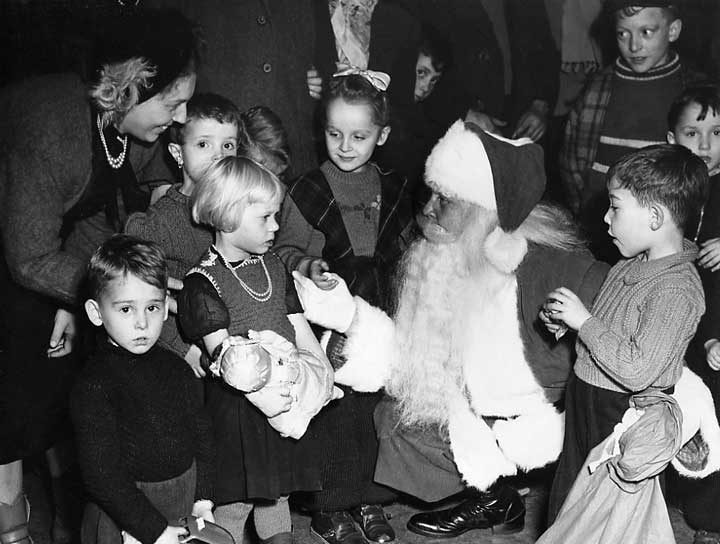 Santa Claus wishes Belgian immigrant children a Merry Christmas