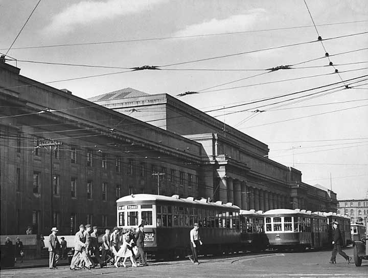 Street railway cars in front of Union Station