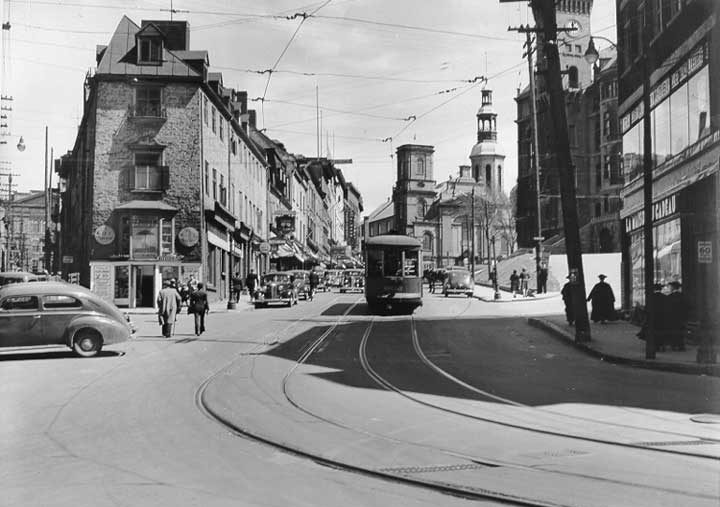 A street railway car on St. John Street; L'Hôtel de Ville is at right, the Basilique-Cathédrale Notre-Dame de Québec at centre background