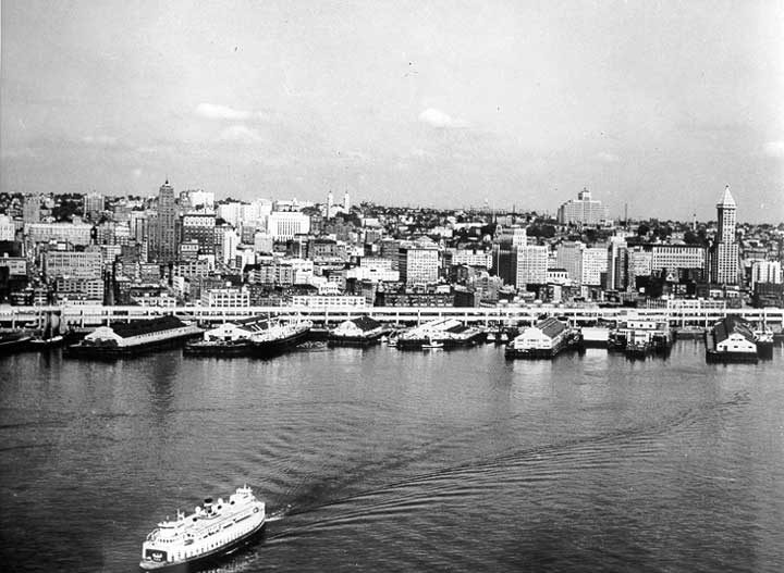 A ferry leaves the Seattle harbour front at Elliott Bay