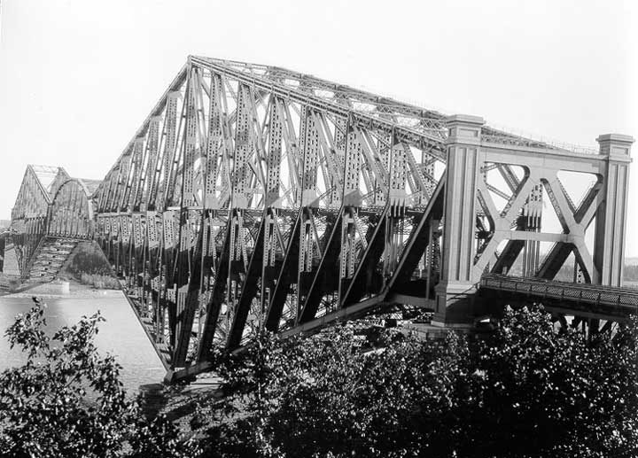 The Québec Bridge seen from the shore