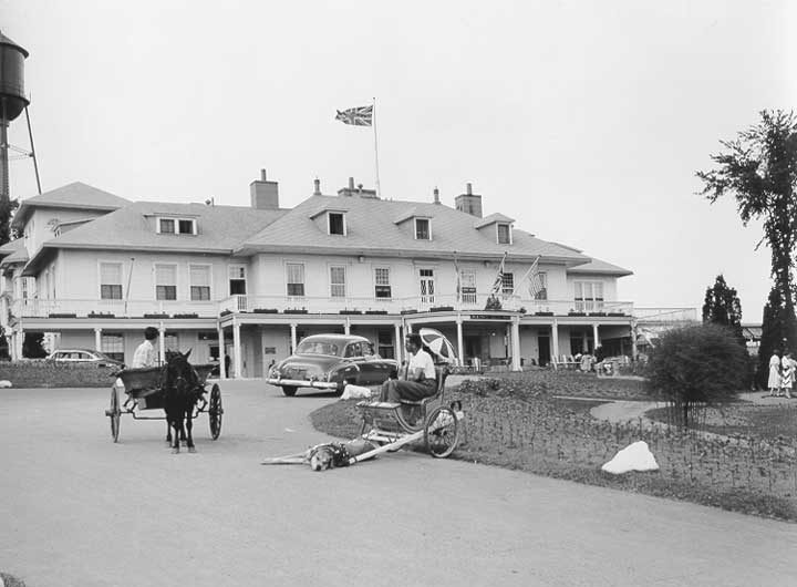 Dog and pony drawn carts outside the historic Kent House outside Québec