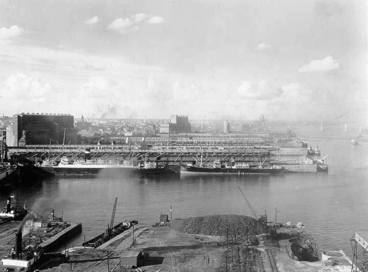 Shipping in Montréal harbour