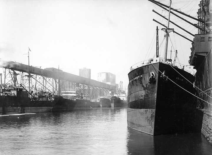 The Admiral Hamilton mooring in Montréal harbour
