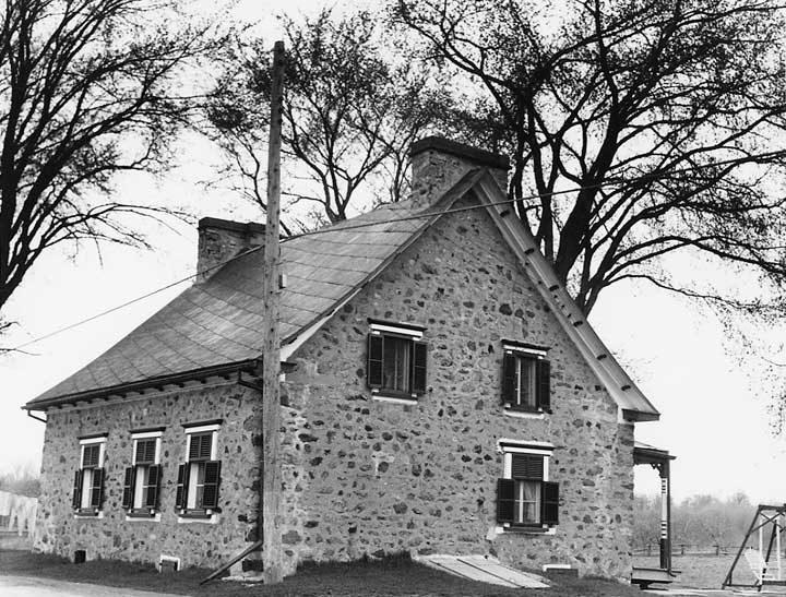 A stone farm house in rural Québec