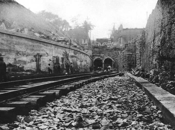 Mount Royal tunnel construction - Central Station entrance