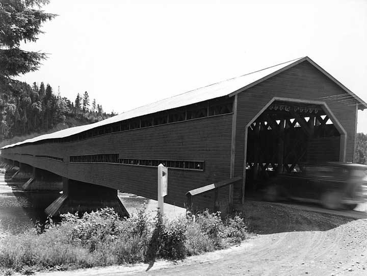 A car entering a covered bridge on the Gaspé highway