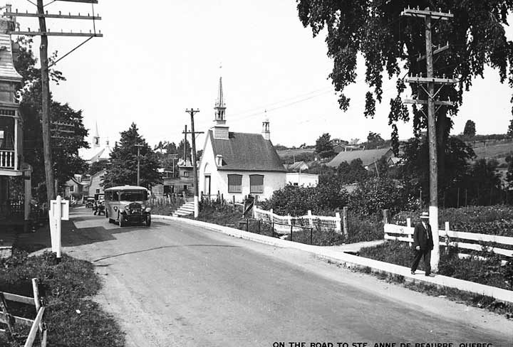 A bus on the highway near Sainte-Anne-de-Beaupré