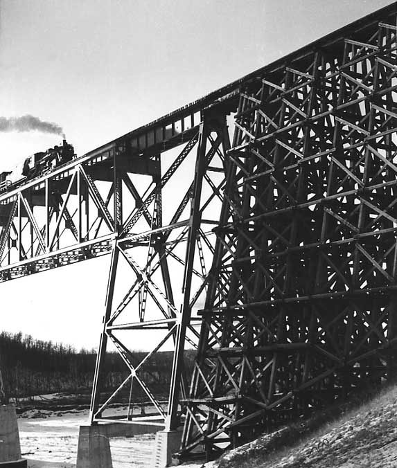 A train crossing the Ardley Bridge