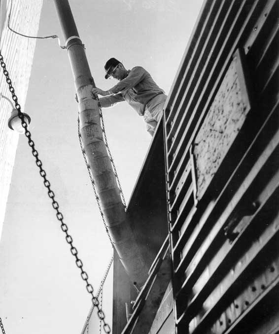 Transferring grain between grain elevator and freight car
