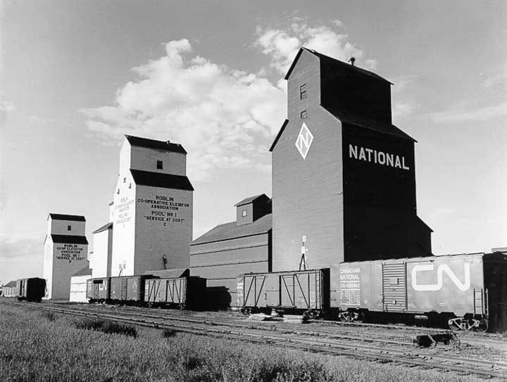 Grain elevators and Canadian National Railway freight cars