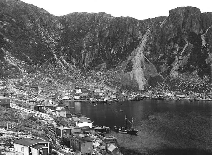 A fishing village between the cliffs and the sea
