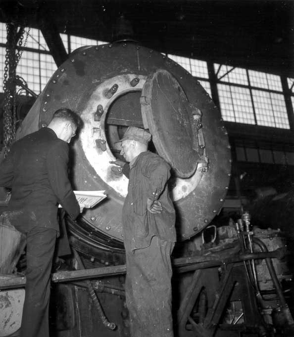 Employees at CN locomotive shop buying bonds