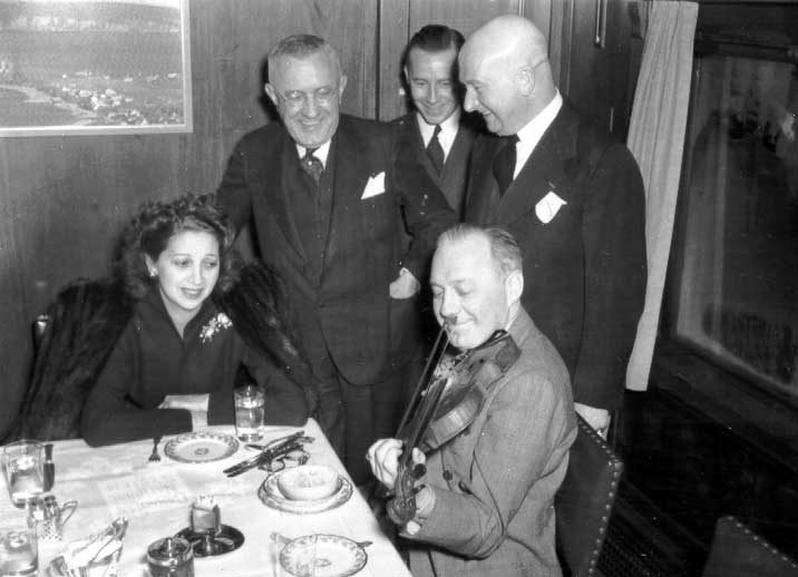 Jack Benny and his wife in Montreal to entertain servicement
