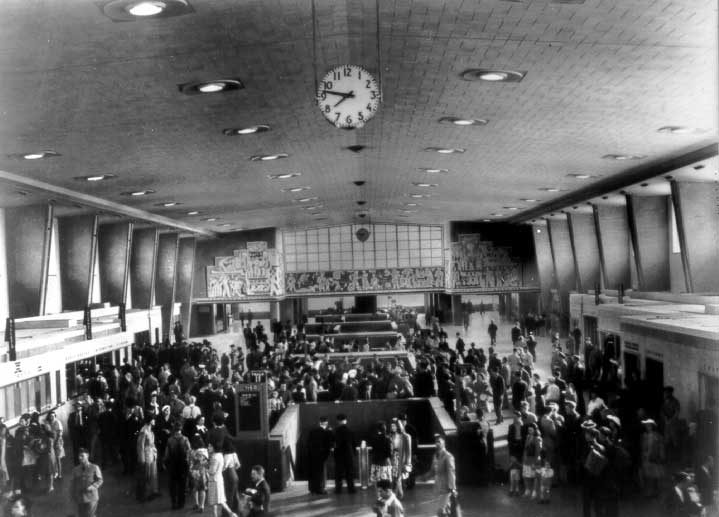 Montreal's Central Station concourse full with passengers