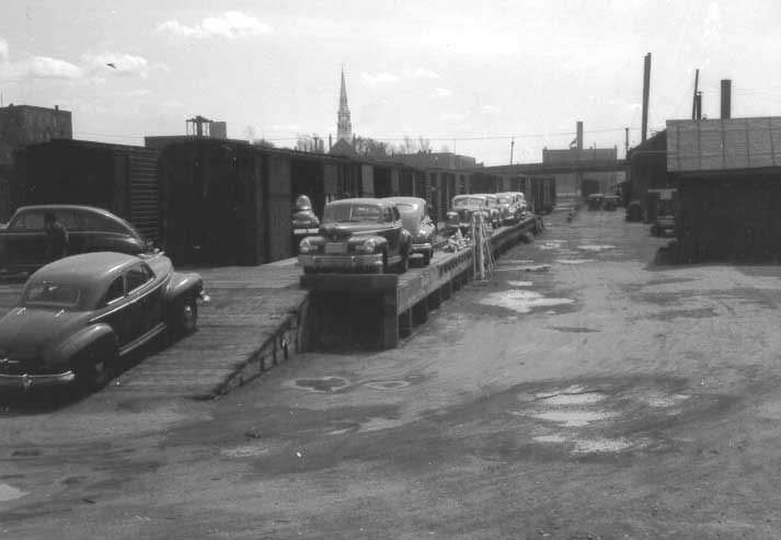 Cars being (un)loaded at Bonaventure Station