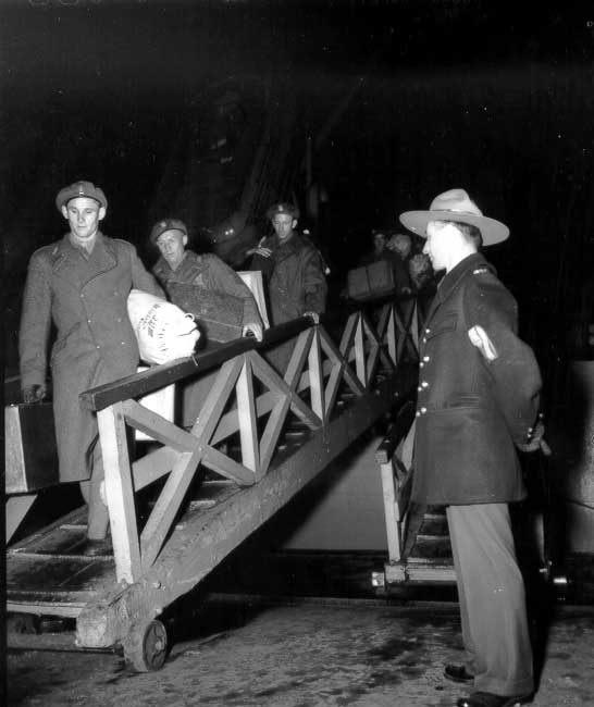 Polish soldiers disembarking the SS Sea Robin in Halifax