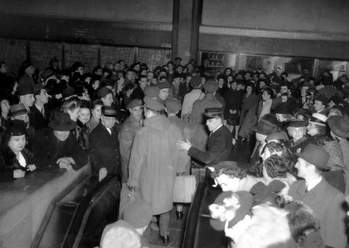 Troops arrving home to loved ones at Montreal's Central Station