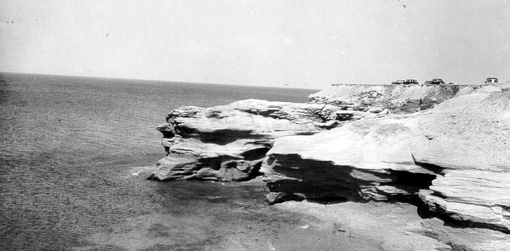 Rocky shoreline of Cavendish Beach