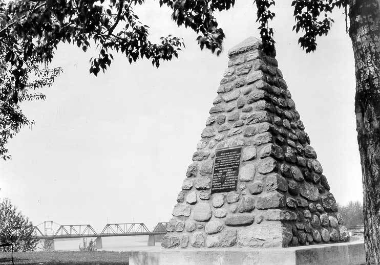 Monument commemorating the site where the first settlers landed